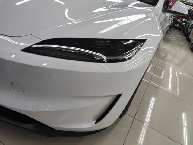 Tesla Model 3 — Фото автомобиля 23