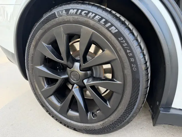 Tesla Model X — Фото автомобиля 15