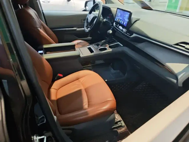 Toyota Sienna — Фото автомобиля 24