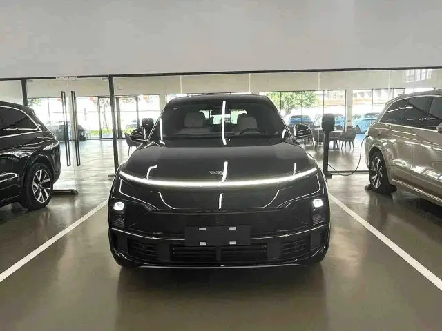 Li Auto L8 — Фото автомобиля 2