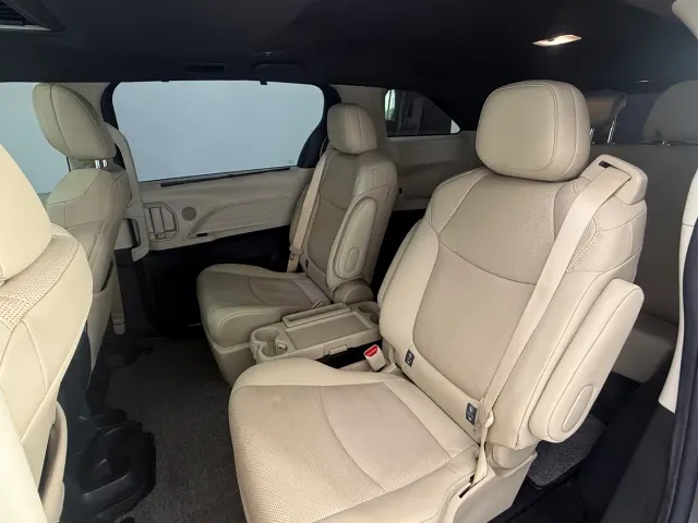 Toyota Sienna — Фото автомобиля 10