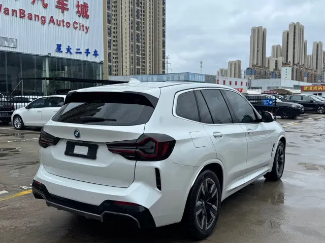 BMW iX3 — Фото автомобиля 7