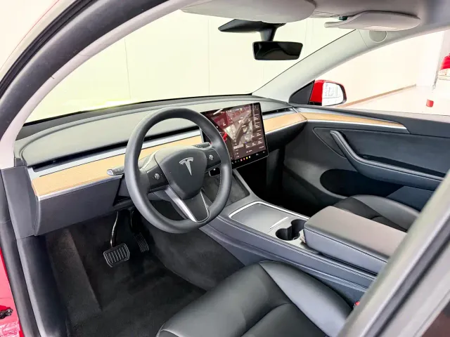 Tesla Model Y — Фото автомобиля 9