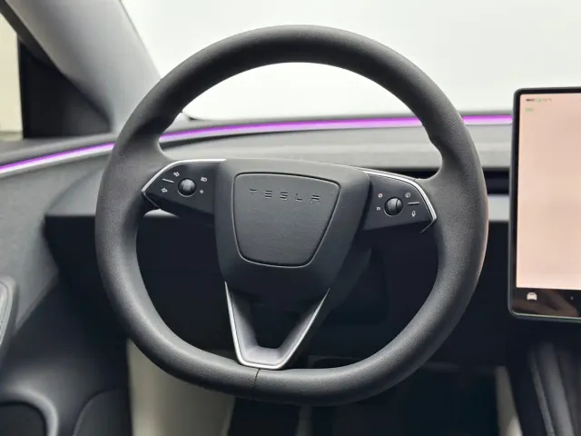 Tesla Model 3 — Фото автомобиля 18