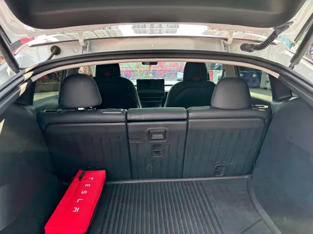 Tesla Model Y — Фото автомобиля 13