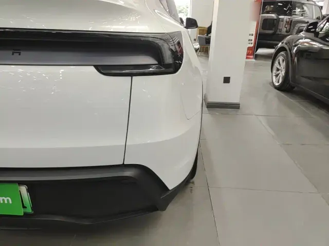 Tesla Model Y — Фото автомобиля 7