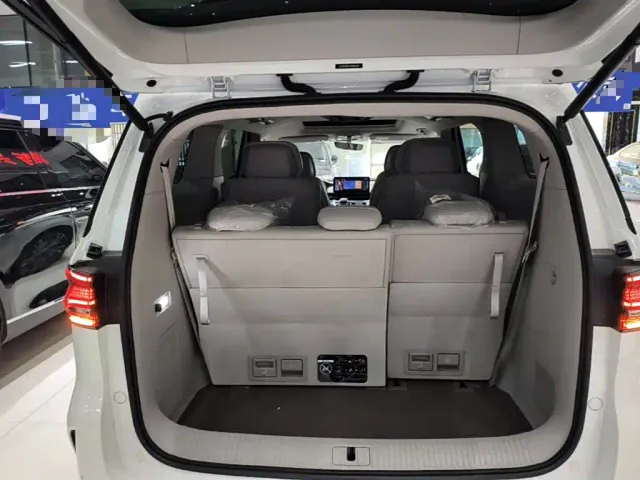 Roewe iMAX8 — Фото автомобиля 18
