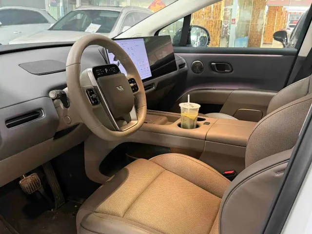 Li Auto i8 — Фото автомобиля 4