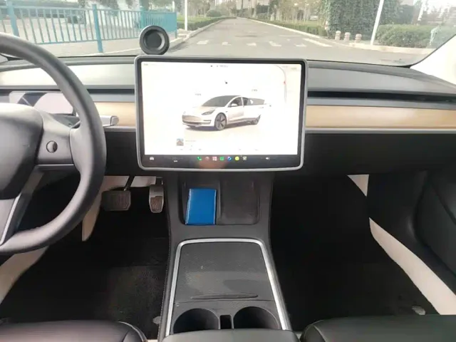 Tesla Model 3 — Фото автомобиля 12