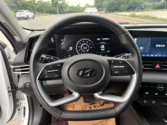 Hyundai Elantra — Фото автомобиля 12