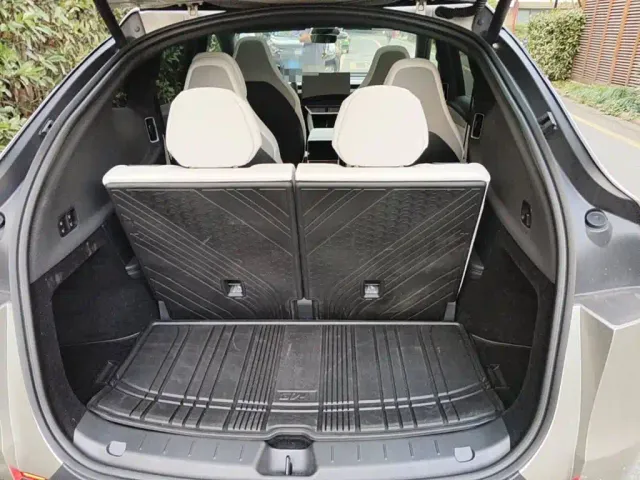 Tesla Model Y L — Фото автомобиля 13