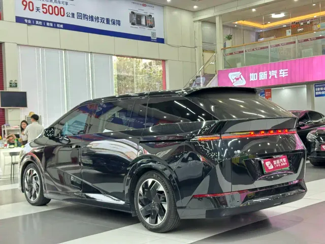 Xpeng X9 — Фото автомобиля 5