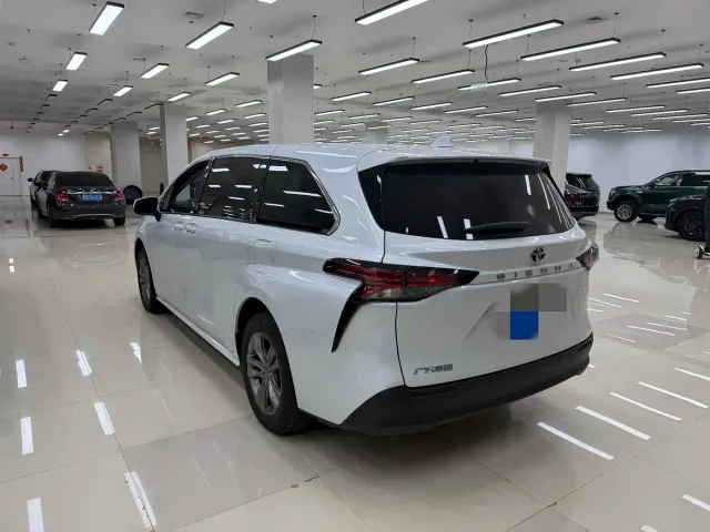 Toyota Sienna — Фото автомобиля 4