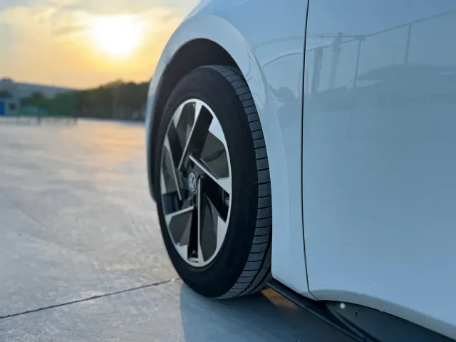 Volkswagen ID.3 — Фото автомобиля 11