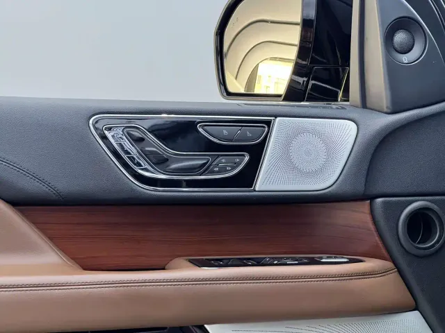 Lincoln Navigator — Фото автомобиля 8