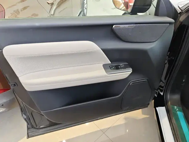 Volvo XC70 Plug-in Hybrid — Фото автомобиля 7