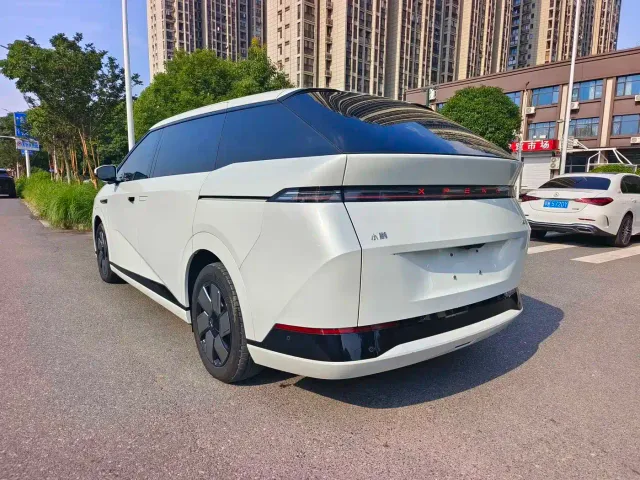 Xpeng X9 — Фото автомобиля 2