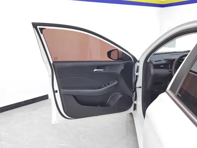 Roewe i5 — Фото автомобиля 7