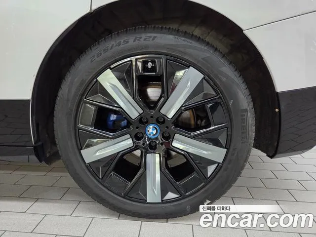 BMW iX — Фото автомобиля 6