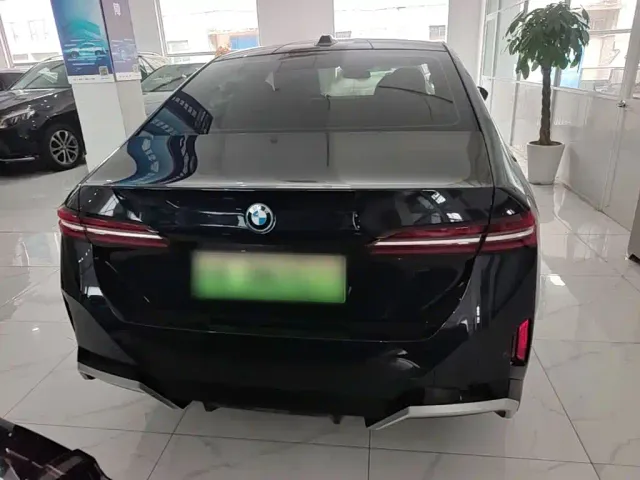 BMW i5 — Фото автомобиля 3