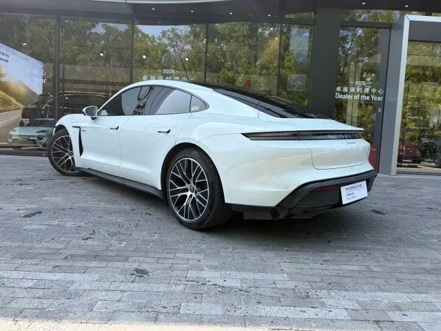 Porsche Taycan — Фото автомобиля 5