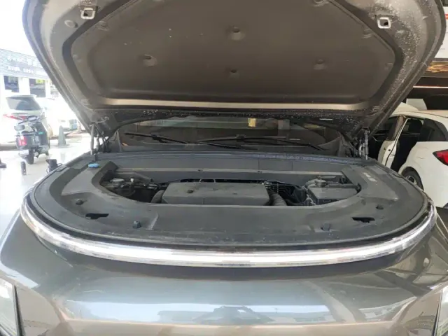Li Auto L8 — Фото автомобиля 15