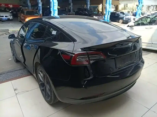 Tesla Model 3 — Фото автомобиля 4