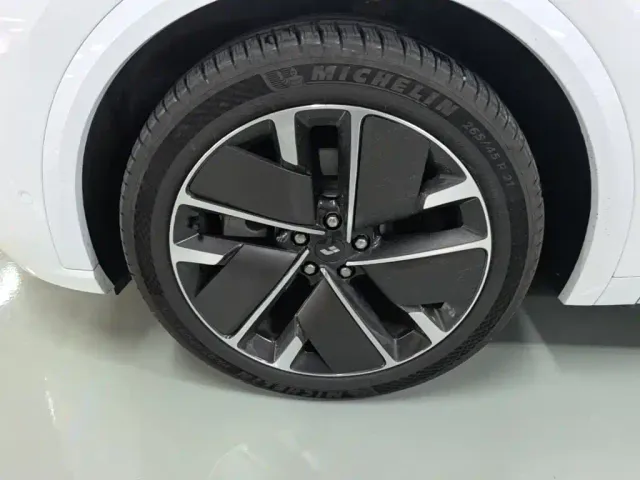 Li Auto L9 — Фото автомобиля 22