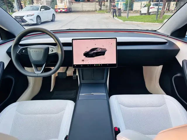 Tesla Model 3 — Фото автомобиля 14