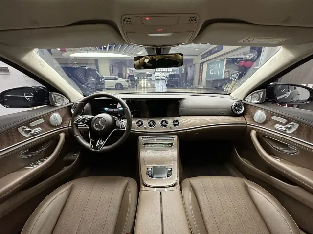 Mercedes-Benz E-Class — Фото автомобиля 9