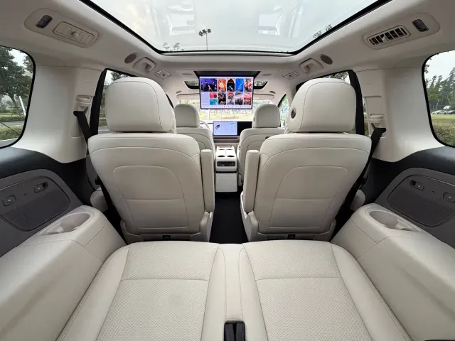 Li Auto i8 — Фото автомобиля 13