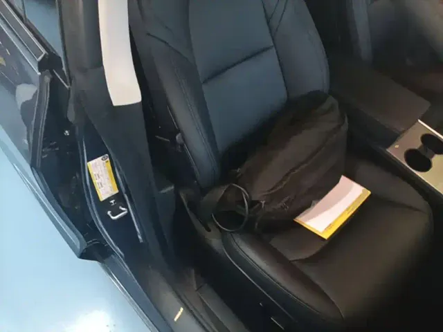 Tesla Model 3 — Фото автомобиля 24