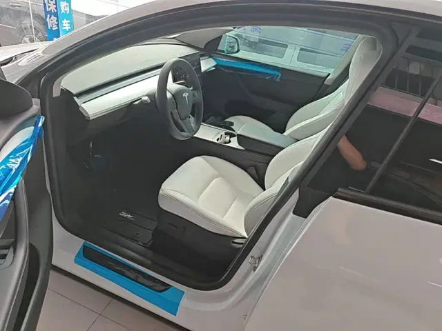 Tesla Model Y — Фото автомобиля 14