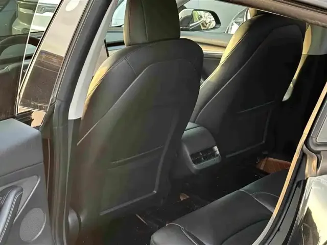 Tesla Model 3 — Фото автомобиля 10