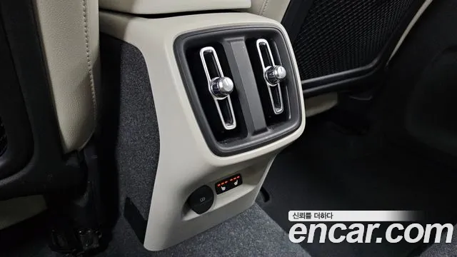 Volvo XC40 — Фото автомобиля 18