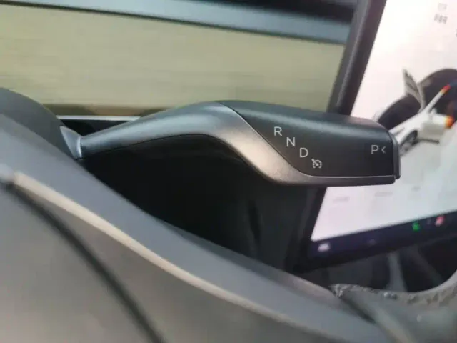 Tesla Model Y — Фото автомобиля 13