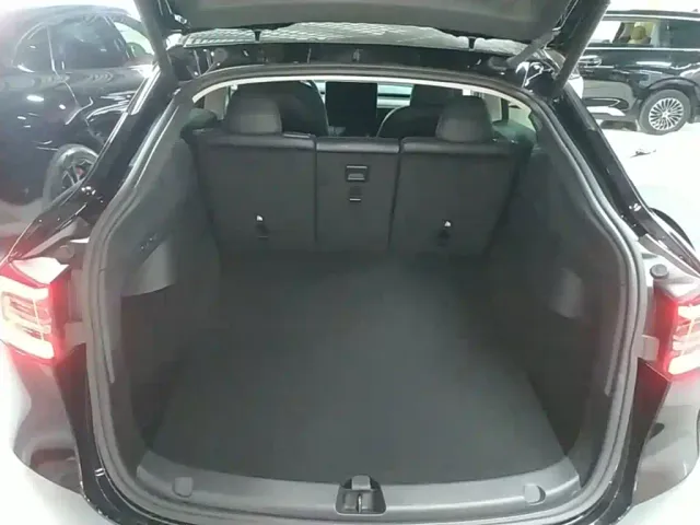 Tesla Model Y — Фото автомобиля 18