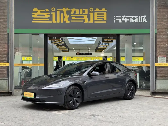 Фотография автомобиля — Tesla Model 3