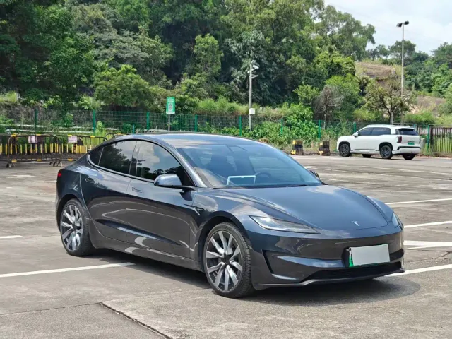 Tesla Model 3 — Фото автомобиля 3