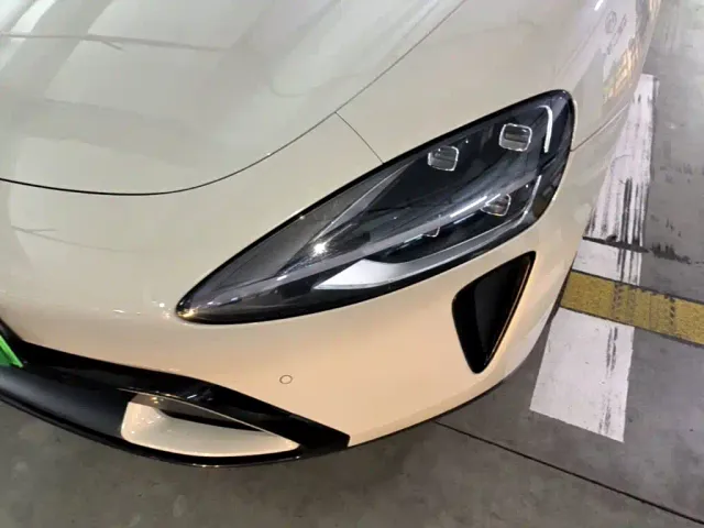 Xiaomi SU7 — Фото автомобиля 23