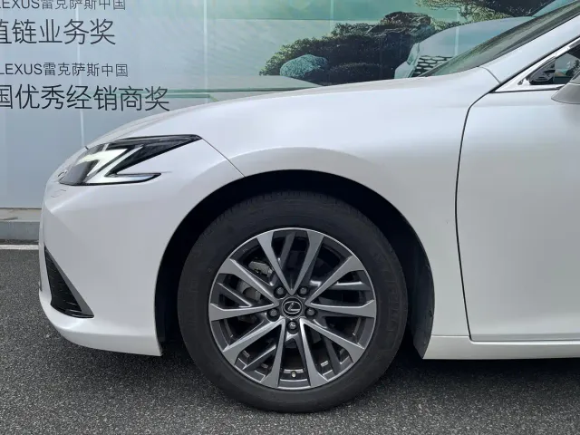 Lexus ES — Фото автомобиля 15
