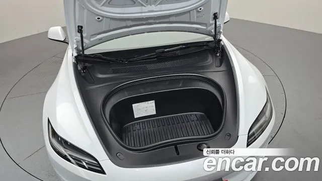 Tesla Model 3 — Фото автомобиля 9