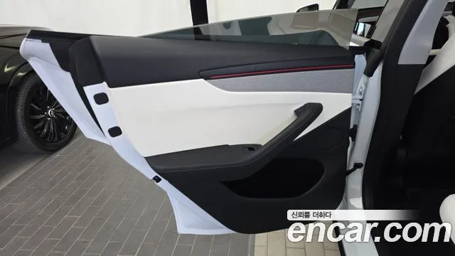 Tesla Model Y — Фото автомобиля 25