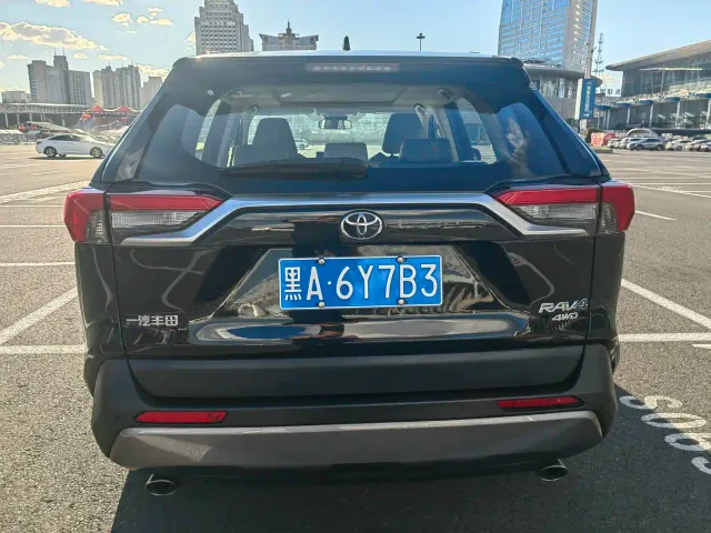 Toyota RAV4 — Фото автомобиля 4
