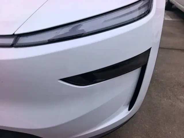 Tesla Model Y L — Фото автомобиля 23