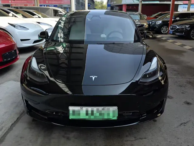Tesla Model 3 — Фото автомобиля 2