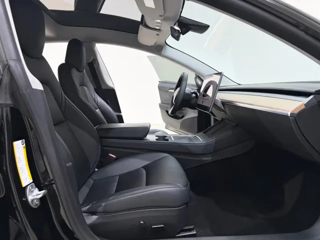Tesla Model 3 — Фото автомобиля 9