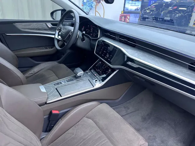 Audi A7L — Фото автомобиля 10