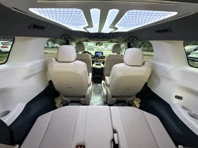 Toyota Sienna — Фото автомобиля 9