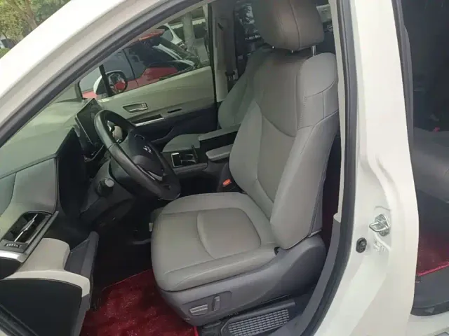Toyota Sienna — Фото автомобиля 14